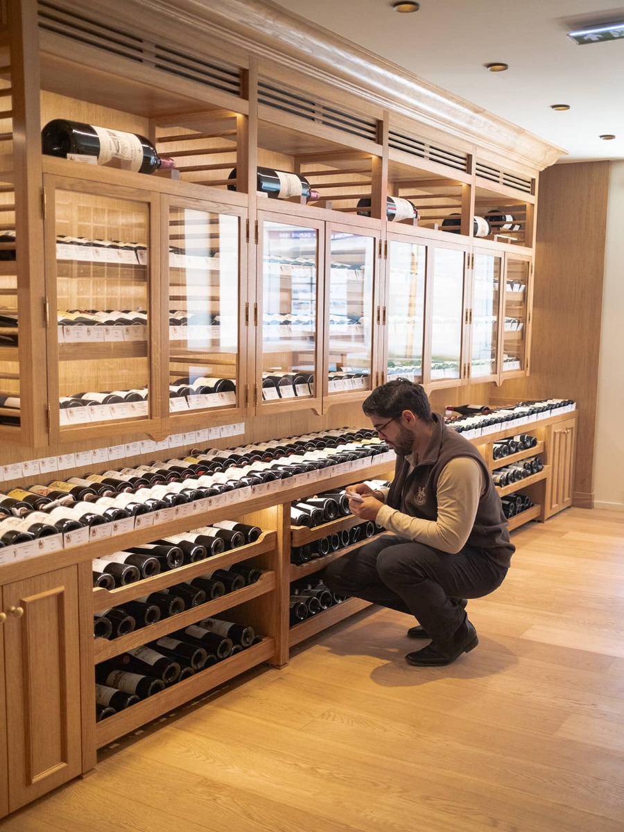 Sommelier-caviste conseillant un client à Bordeaux