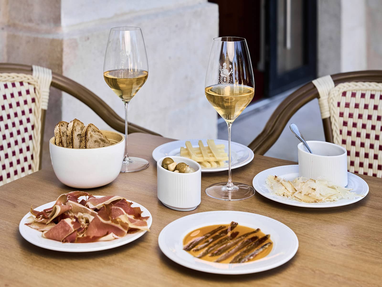 Dégustation en terrasse à La Cave du Château à Bordeaux