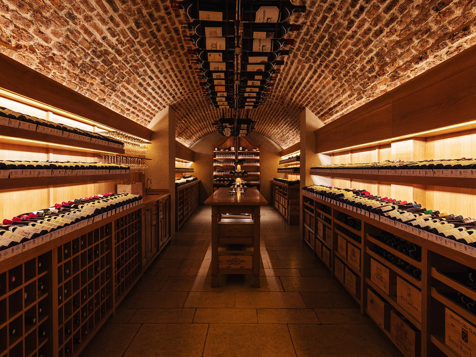 Cave voûtée de dégustation de La Cave du Château à Paris