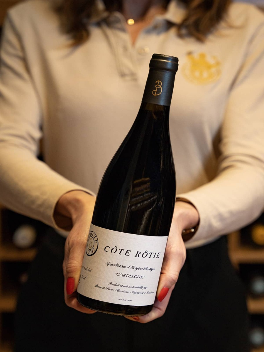 Sommelier-caviste conseillant un client à Paris